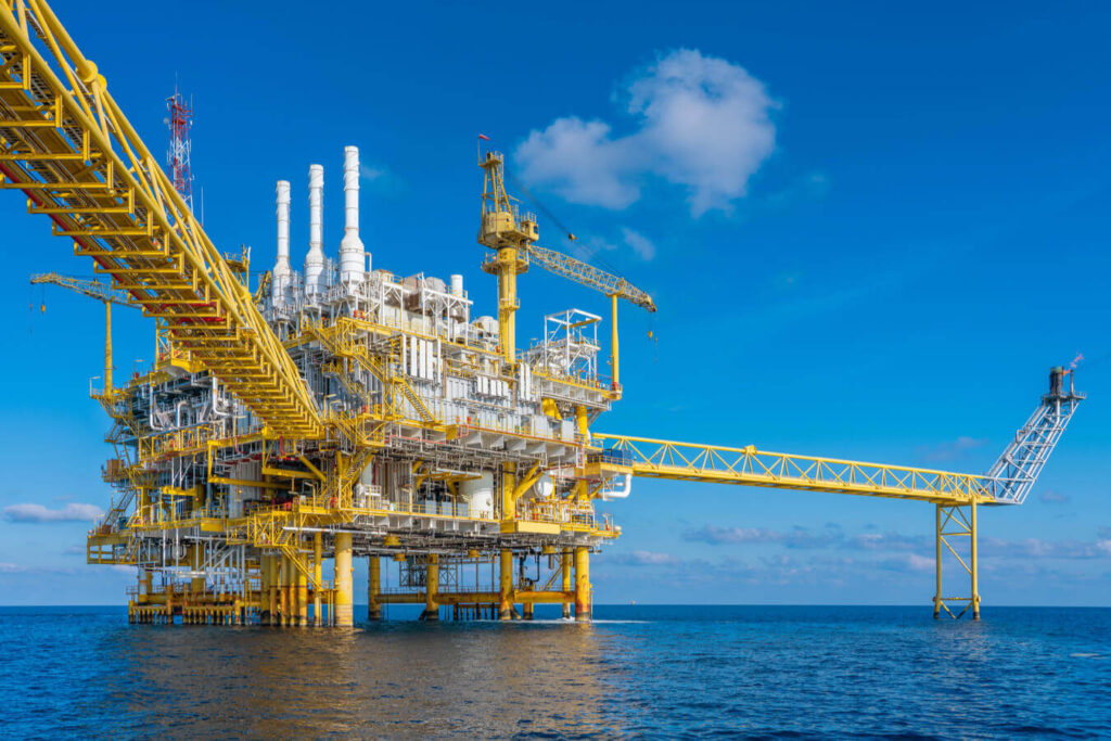 General view of an Offshore platform in the middle of the calm sea, blue sky in a sunny day. It seems normal live has been recovered as Nexua Excellence quality explains in this article about post coronavirus in the oil and gas industry.